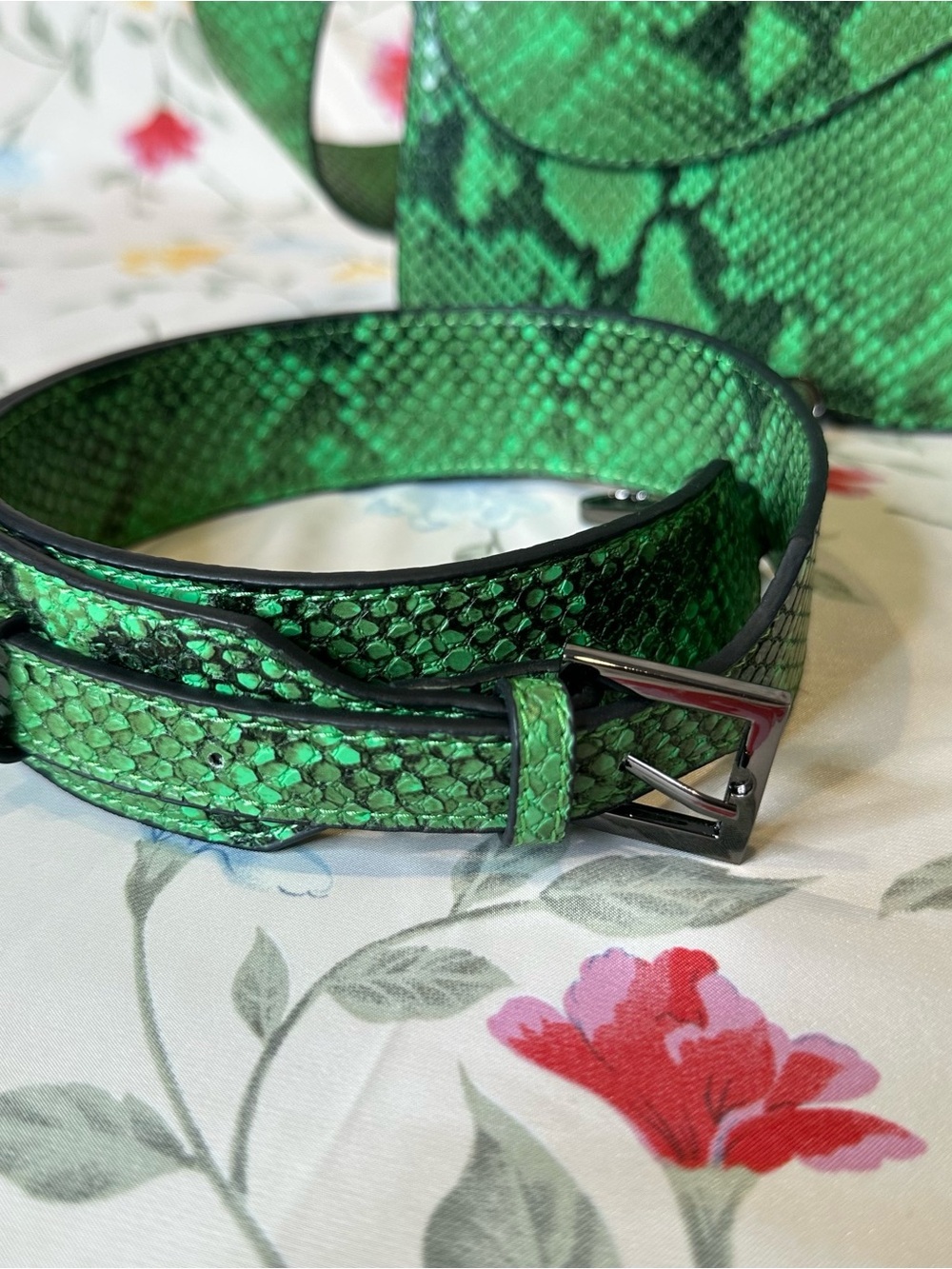 HVISK ELUDE VEGAN LEATHER WAVY SHOULDER & CROSSBODY BAG IN GREEN SNAKE PRINT - Picture 2 of 7